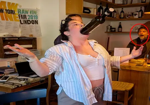 Samantha Ramsdell Dapat Memasuki Botol Wine Di Mulut, Diapun Sukses Mendapatkan Guinness World Records